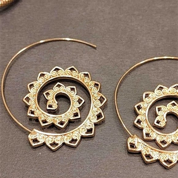 A Collection of Gold Costume Jewelry - Picture 4 of 5